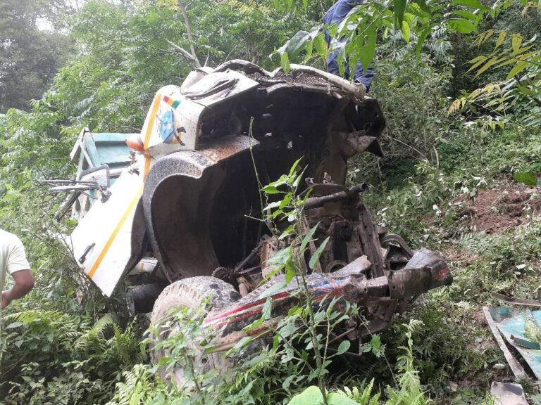 लमजुङको मध्यनेपालमा ट्रिपर दुर्घटना, चार जनाको घटनास्थलमै मृत्यु