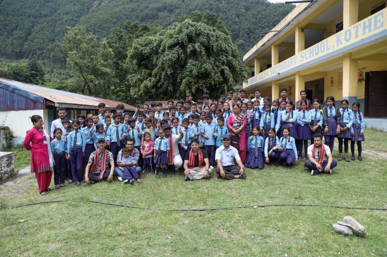 सिन्धुपाल्चोकमा सेयरिङ लभ नेपालले स्टेशनरी समान वितरण