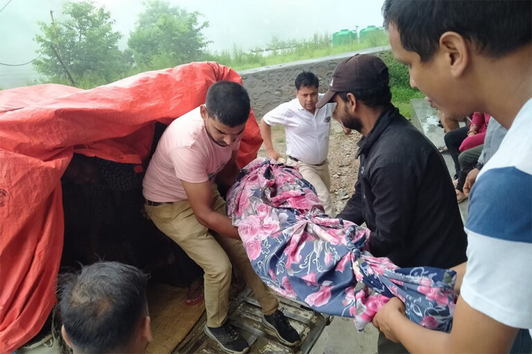 स्याङ्जामा घर भत्किँदा पुरिएर बहिनीको मृत्यु, दाजु घाइते