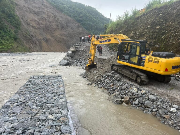 वर्षाका कारण मेलम्ची र हेलम्बुका सडकमा दैनिक क्षति