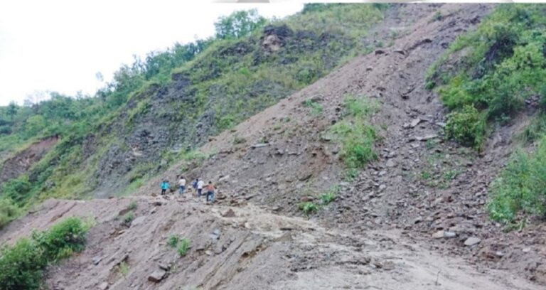 पहिरोले मालढुंगा–बेनी सडक अवरुद्ध