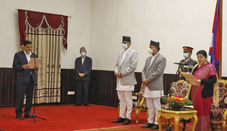 अर्थमन्त्री शर्माले लिए शपथ