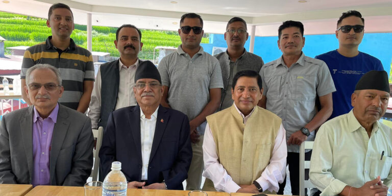 बाबुराम र नारायणकाजीलाई साथ लिएर गोरखा-२ मा उम्मेदवारी दर्ता गर्दै प्रचण्ड