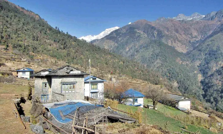 रामेछापका हिमाली वस्तीः उम्मेद्वार चिन्दैनन् मतदाता, ६ घण्टा हिडेर भोट हाल्छन्