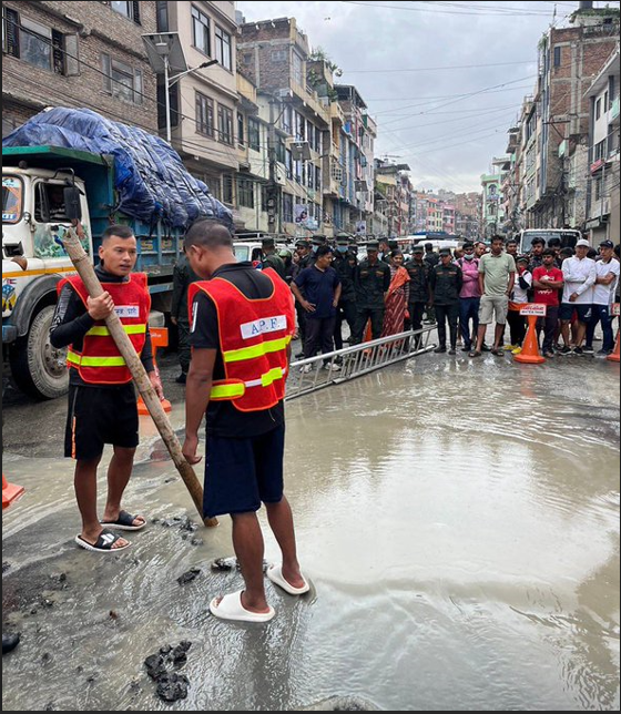 काठमाडौंको नयाँबजारमा ९ फिट भासियो सडक, गुडिरहेको मोटरसाइकल खाल्डोमा ‘गायब’