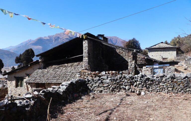 रित्तिँदै ‘तिब्बतीयन क्याम’, जीर्ण बन्दै घर