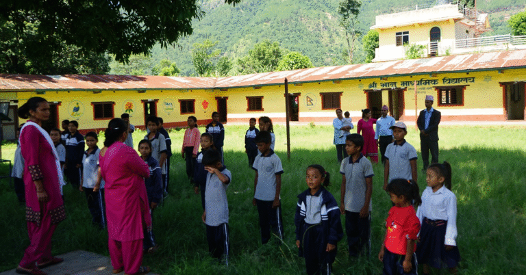 रित्ता कक्षाकोठा रुँगेर बस्दै गाउँका शिक्षकहरू